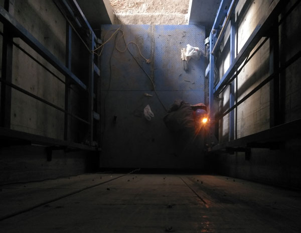 液壓升降平臺(tái)安裝中 液壓升降平臺(tái)安裝中